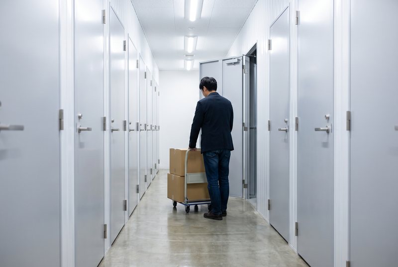 屋内のトランクルームの廊下