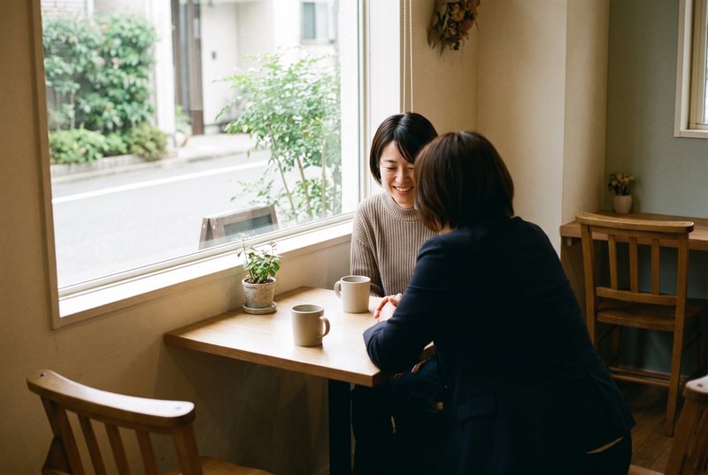 相談所で担当者と話す女性