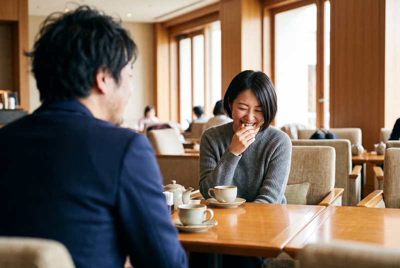 ラウンジで向かい合って話す二人
